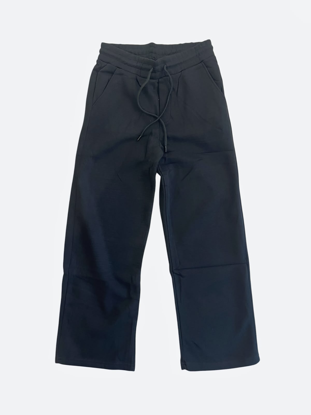 Pantalone Issai AGM in cotone felpato nero, vista intera frontale con coulisse e tasche laterali
