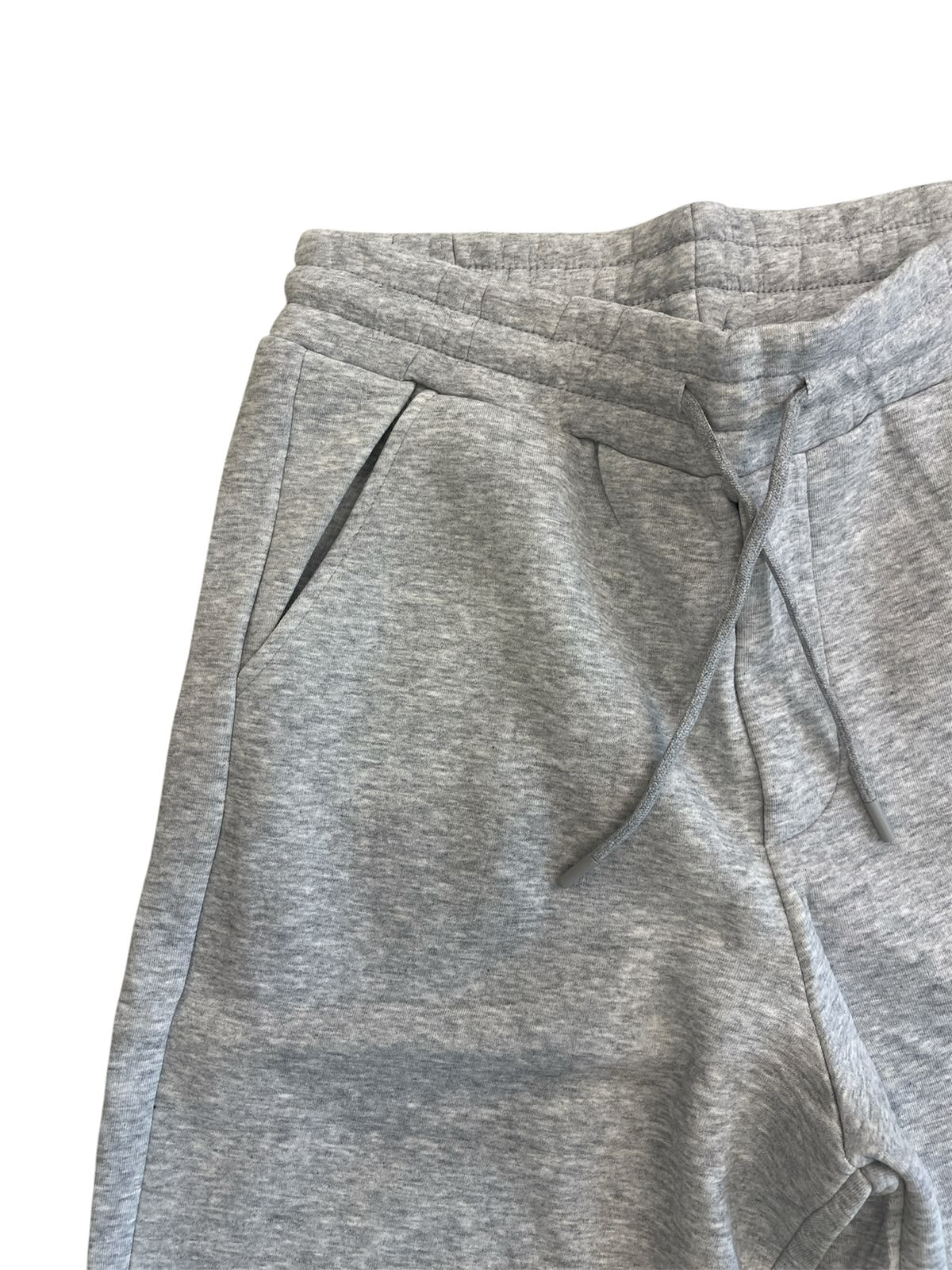 Dettaglio della vita elasticizzata, della coulisse e della tasca laterale del pantalone Issai AGM grigio