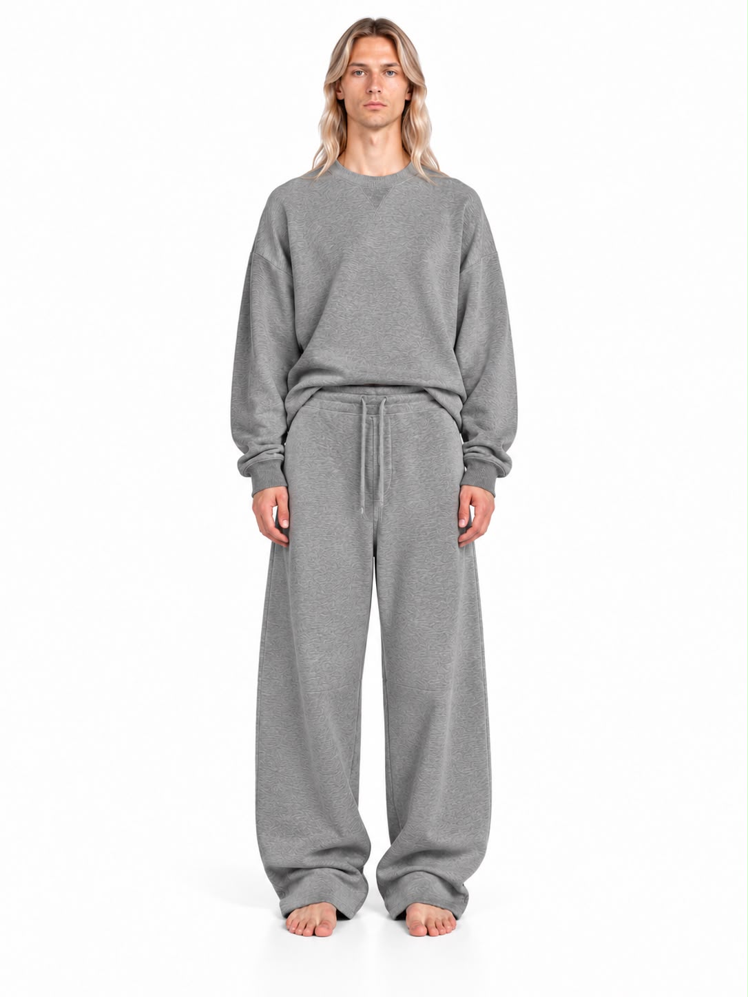 Pantalone Issai AGM grigio a gamba ampia, indossato con felpa coordinata