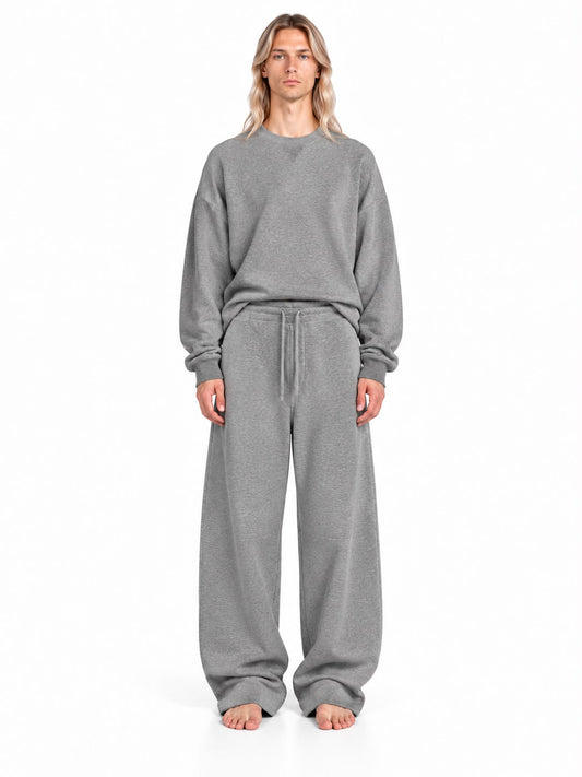 Pantalone Issai AGM grigio a gamba ampia, indossato con felpa coordinata