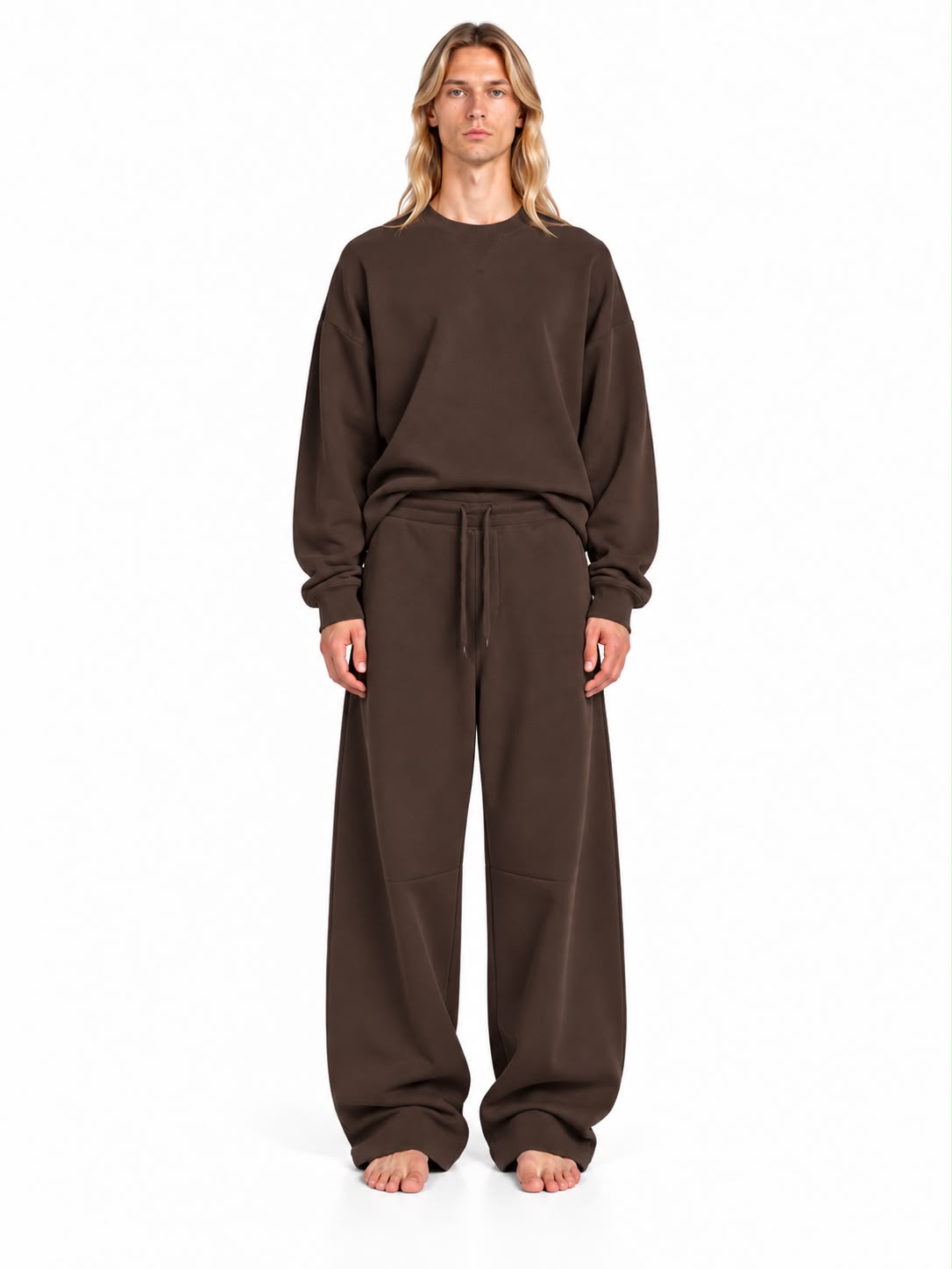 Pantalone Issai AGM marrone a gamba ampia, indossato con felpa coordinata