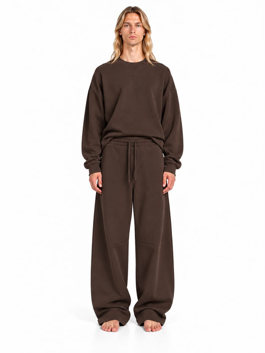 Pantalone Issai AGM marrone a gamba ampia, indossato con felpa coordinata