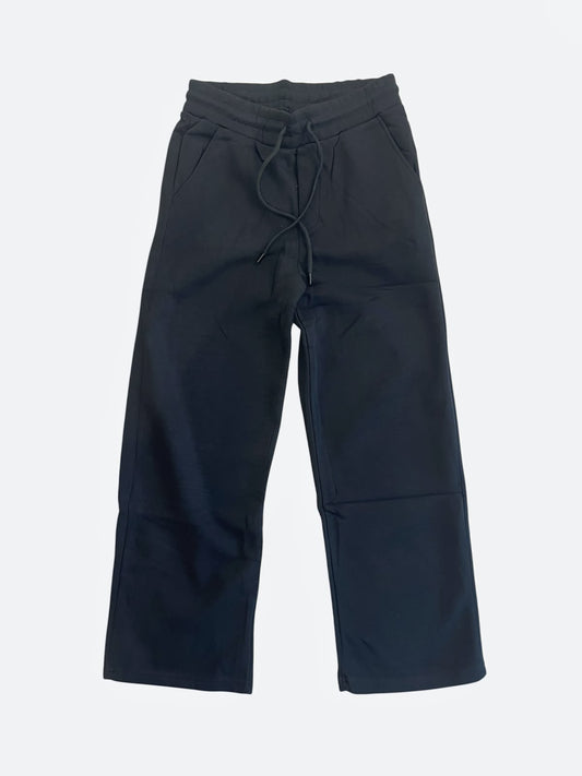 Pantalone Issai AGM in cotone felpato nero, vista intera frontale con coulisse e tasche laterali