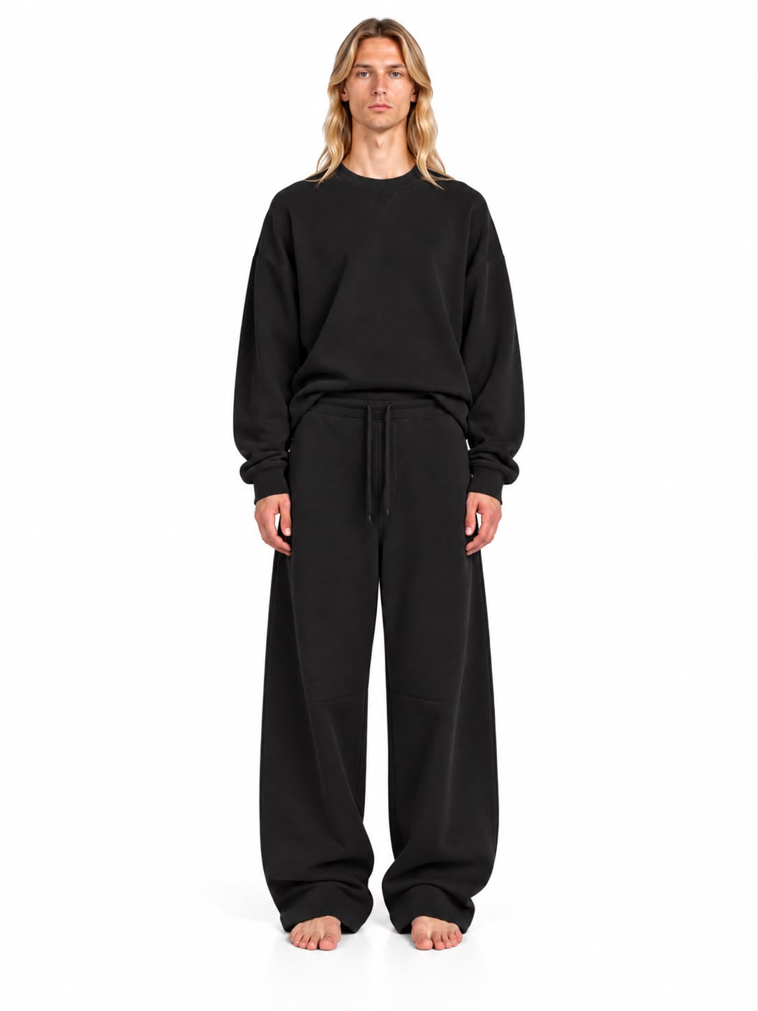 Pantalone Issai AGM nero a gamba ampia, indossato con felpa coordinata