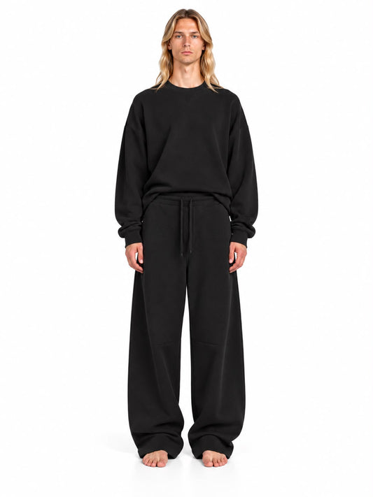 Pantalone Issai AGM nero a gamba ampia, indossato con felpa coordinata