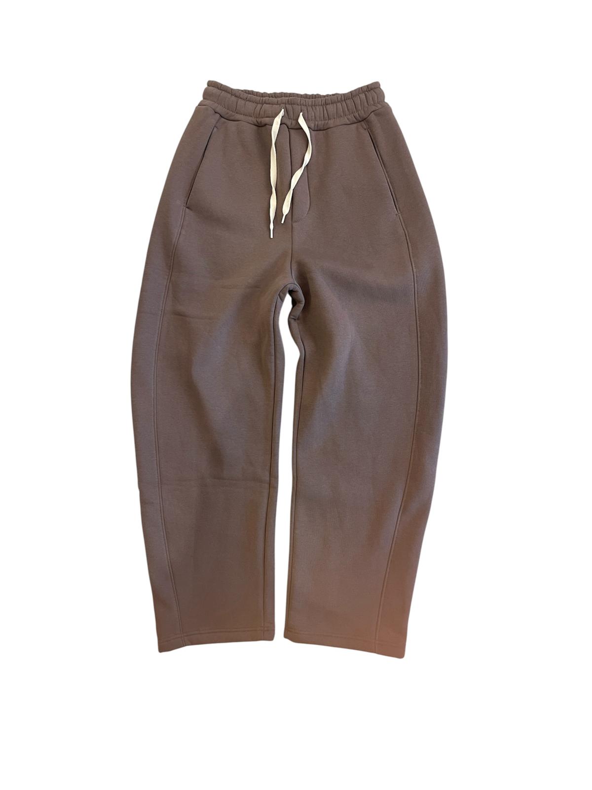 Pantalone Yoshi AGM in cotone felpato marrone, vista intera frontale con gamba ampia, cuciture sagomate e coulisse chiara