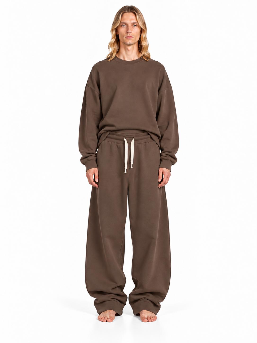 Pantalone Yoshi AGM marrone con coulisse chiara a contrasto, indossato frontalmente