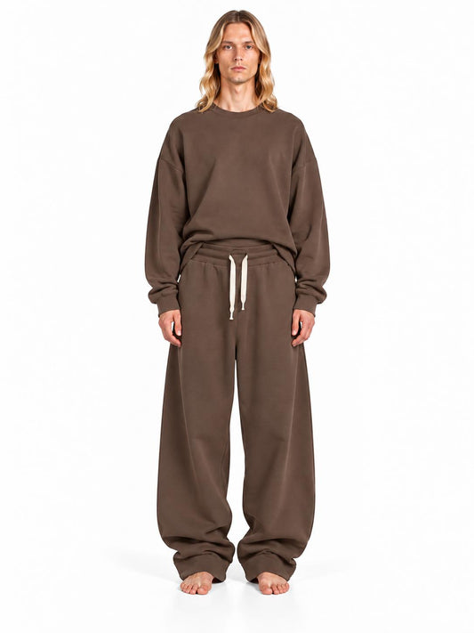 Pantalone Yoshi AGM marrone con coulisse chiara a contrasto, indossato frontalmente