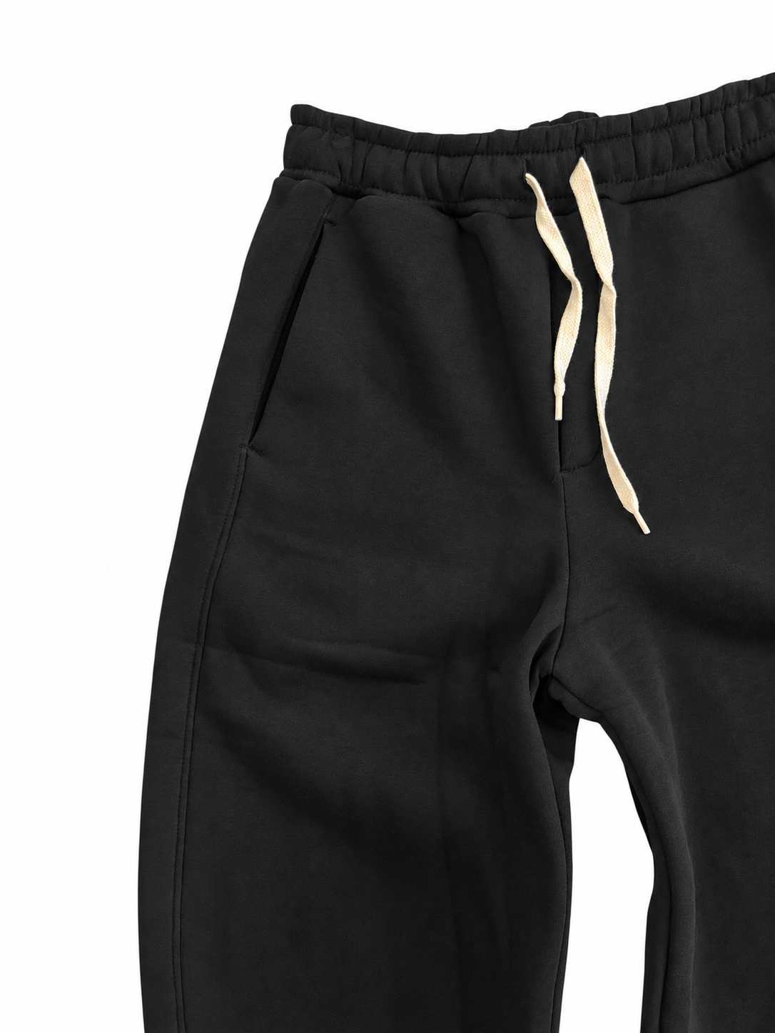 Dettaglio della vita elasticizzata, della coulisse chiara a contrasto e della tasca laterale del pantalone Yoshi AGM nero