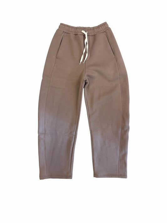 Pantalone Yoshi AGM in cotone felpato taupe, vista intera frontale con gamba ampia, cuciture sagomate e coulisse chiara