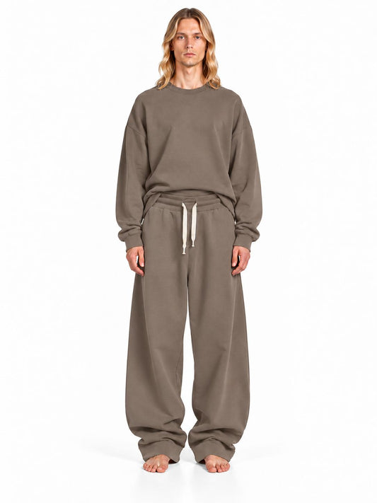 Pantalone Yoshi AGM taupe con coulisse chiara a contrasto, indossato frontalmente