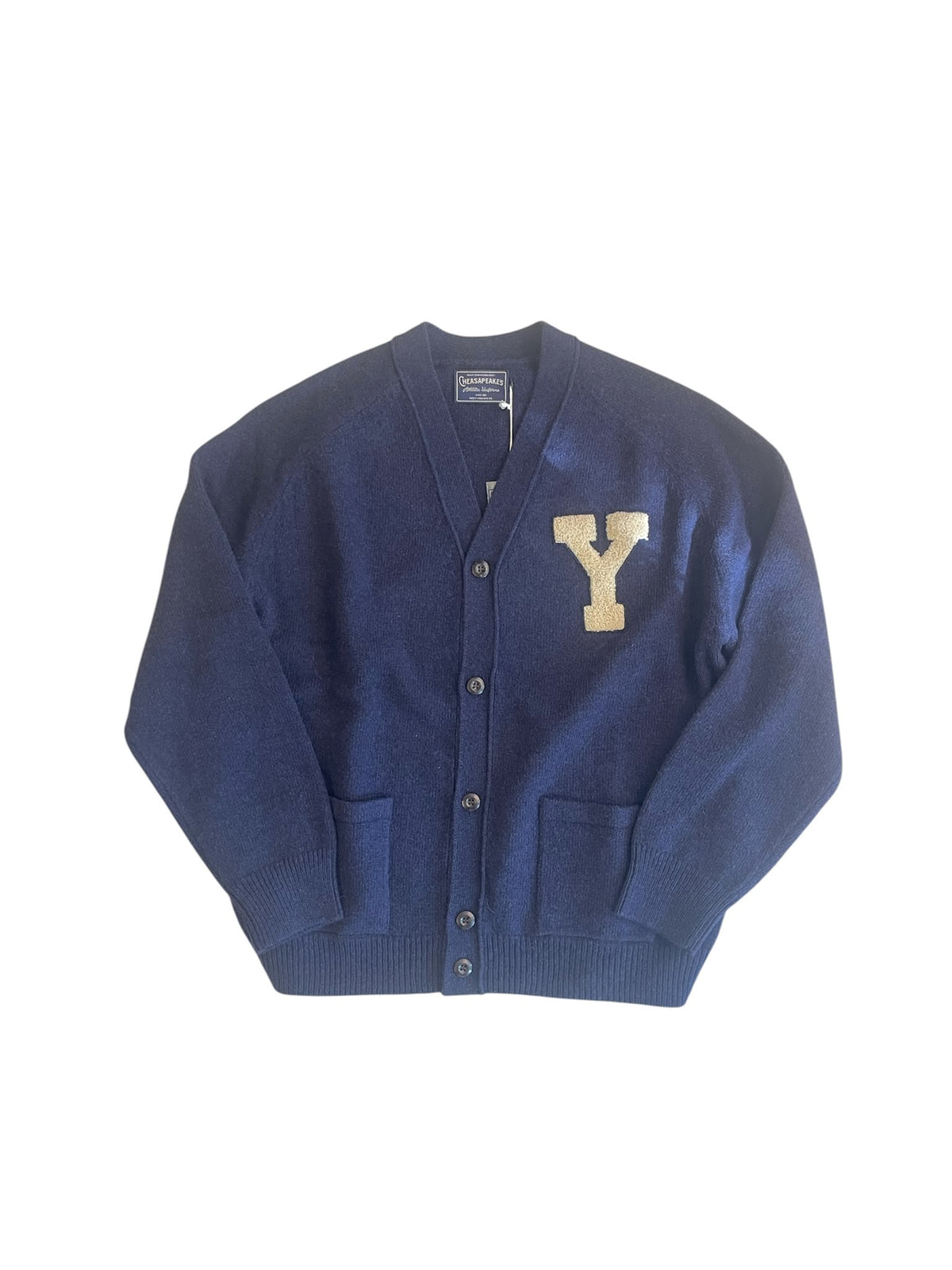 Cardigan Chesapeake’s blu con patch Y écru, cinque bottoni e due tasche, vista frontale