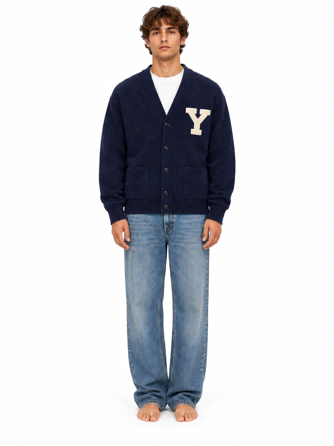 Cardigan Chesapeake’s in lana blu con patch Y écru, indossato frontalmente