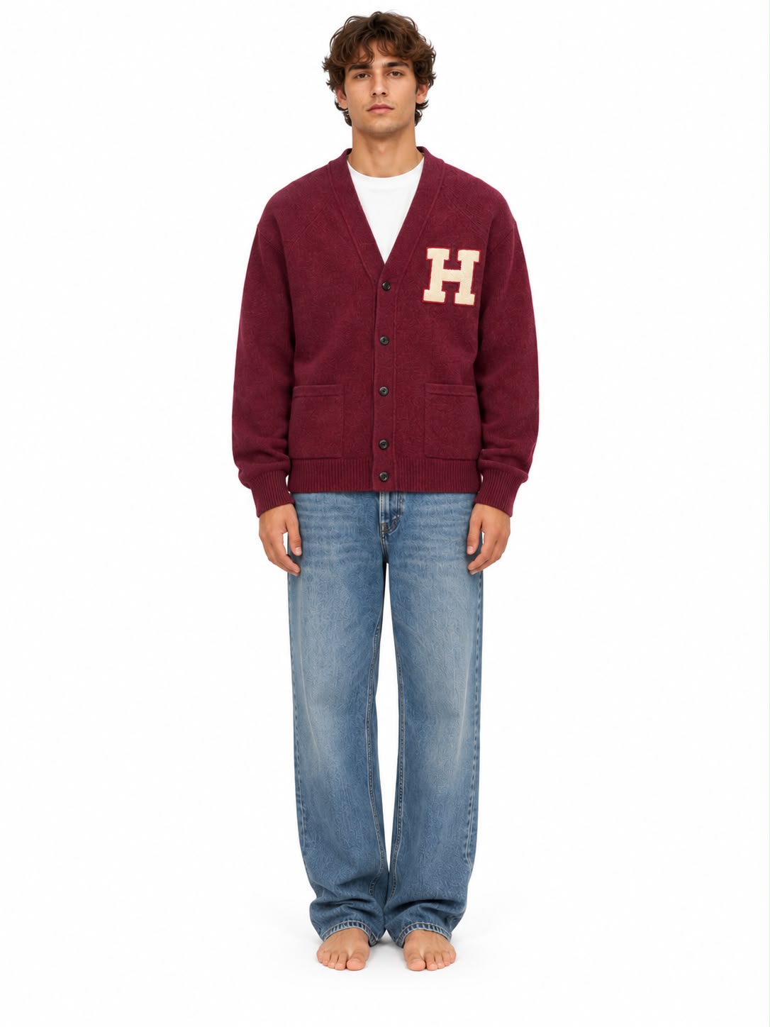 Cardigan Chesapeake’s in lana Burgundy con patch H, indossato frontalmente