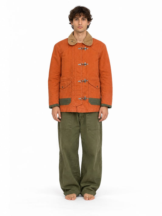 Fire Work Jacket Chesapeake’s arancione con collo beige e chiusure metalliche, indossata frontalmente