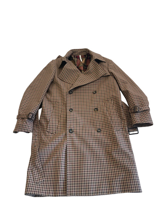 Trench doppiopetto a microquadri beige e marrone, vista intera con cintura e cinturini ai polsi