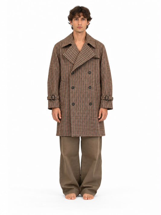 Trench doppiopetto a microquadri beige e marrone con cinturini ai polsi, indossato frontalmente